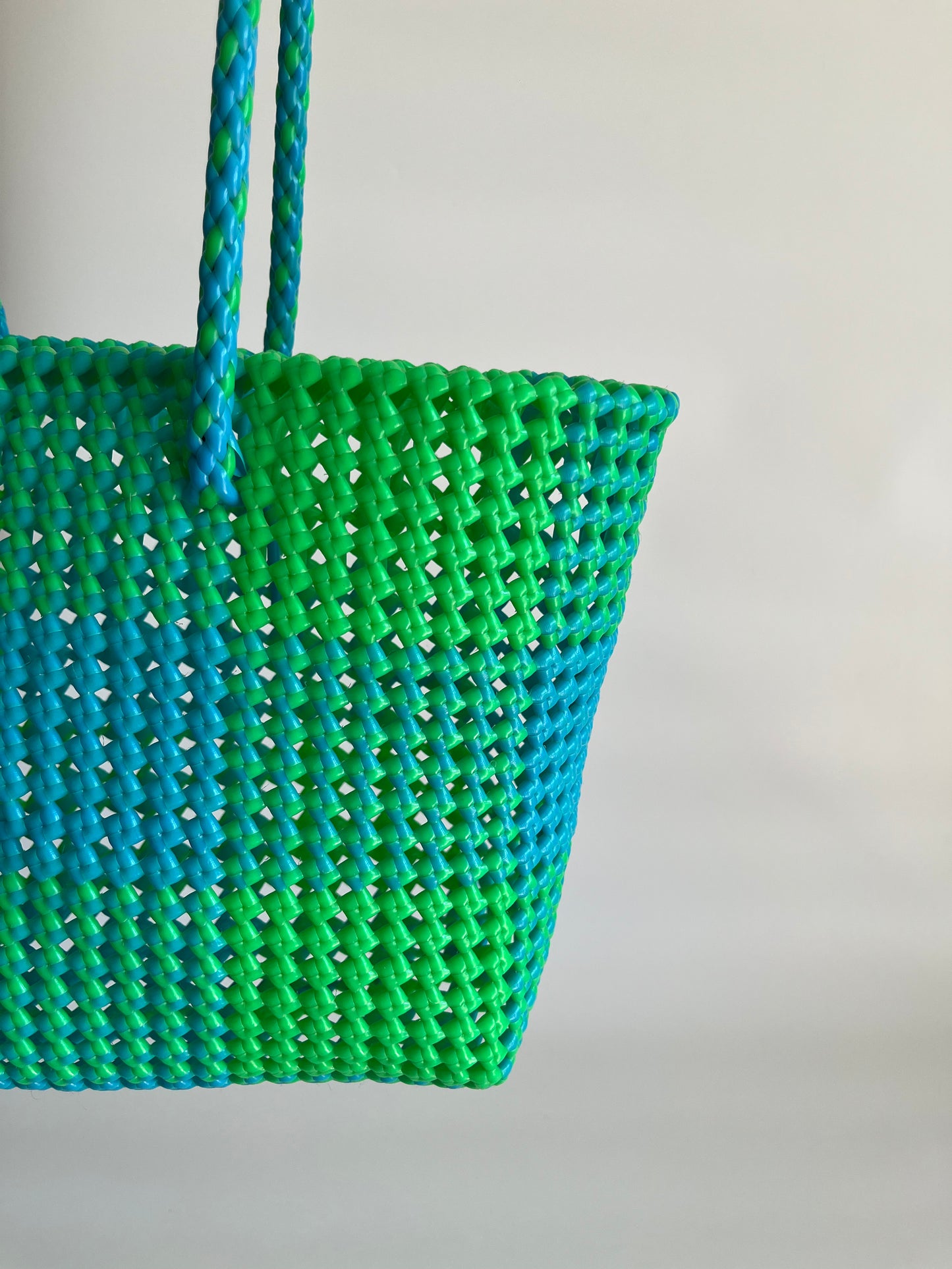 N°220M - SAC CABAS TRESSÉ MAIN - MOYEN - bleu clair & vert fluo