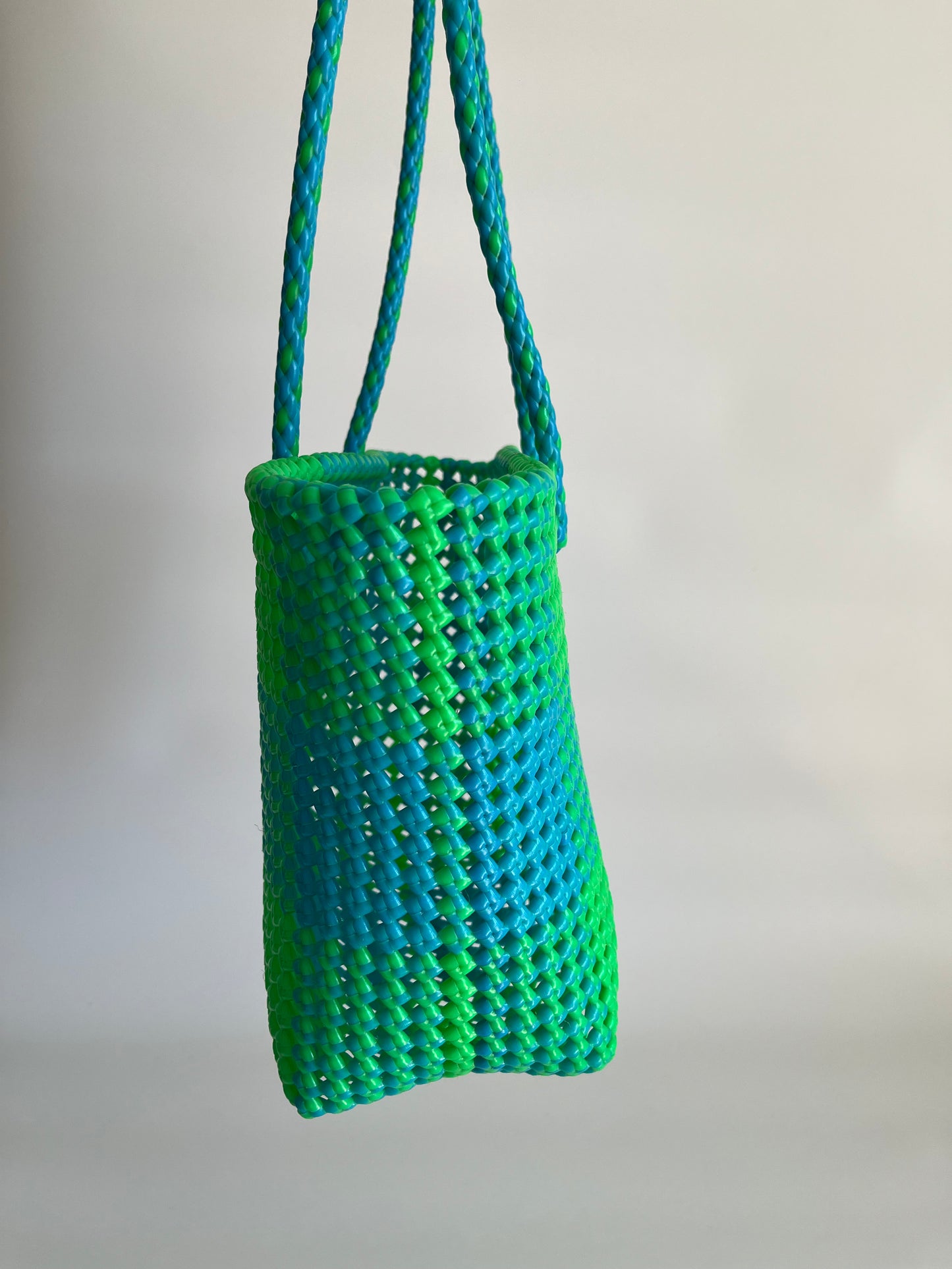 N°220M - SAC CABAS TRESSÉ MAIN - MOYEN - bleu clair & vert fluo