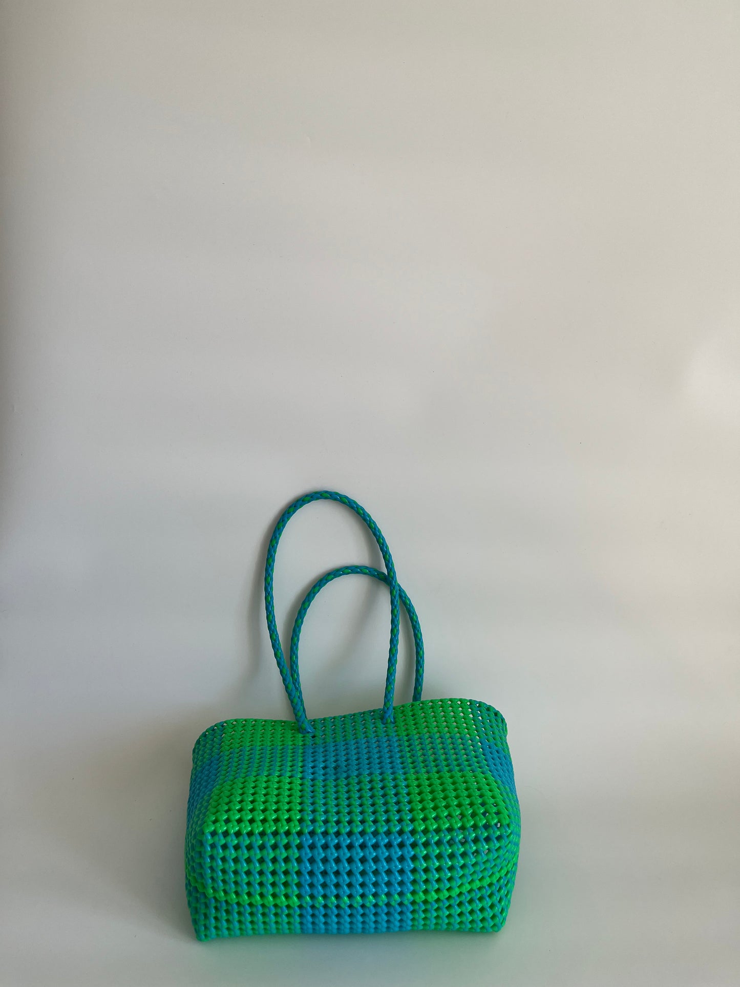 N°220M - SAC CABAS TRESSÉ MAIN - MOYEN - bleu clair & vert fluo
