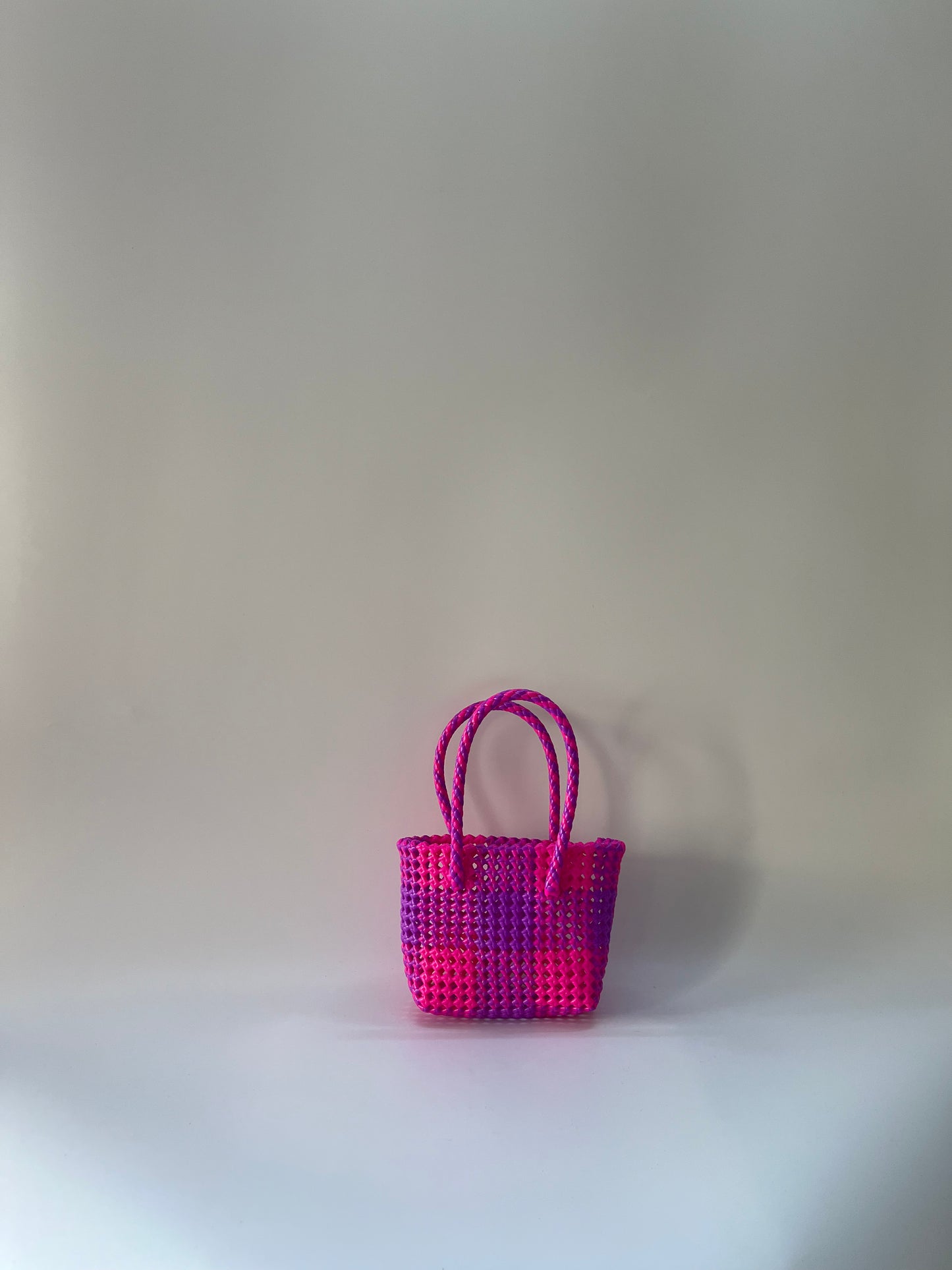 N°88XS - SAC PANIER TRESSÉ MAIN - MINI - violet & rose fluo