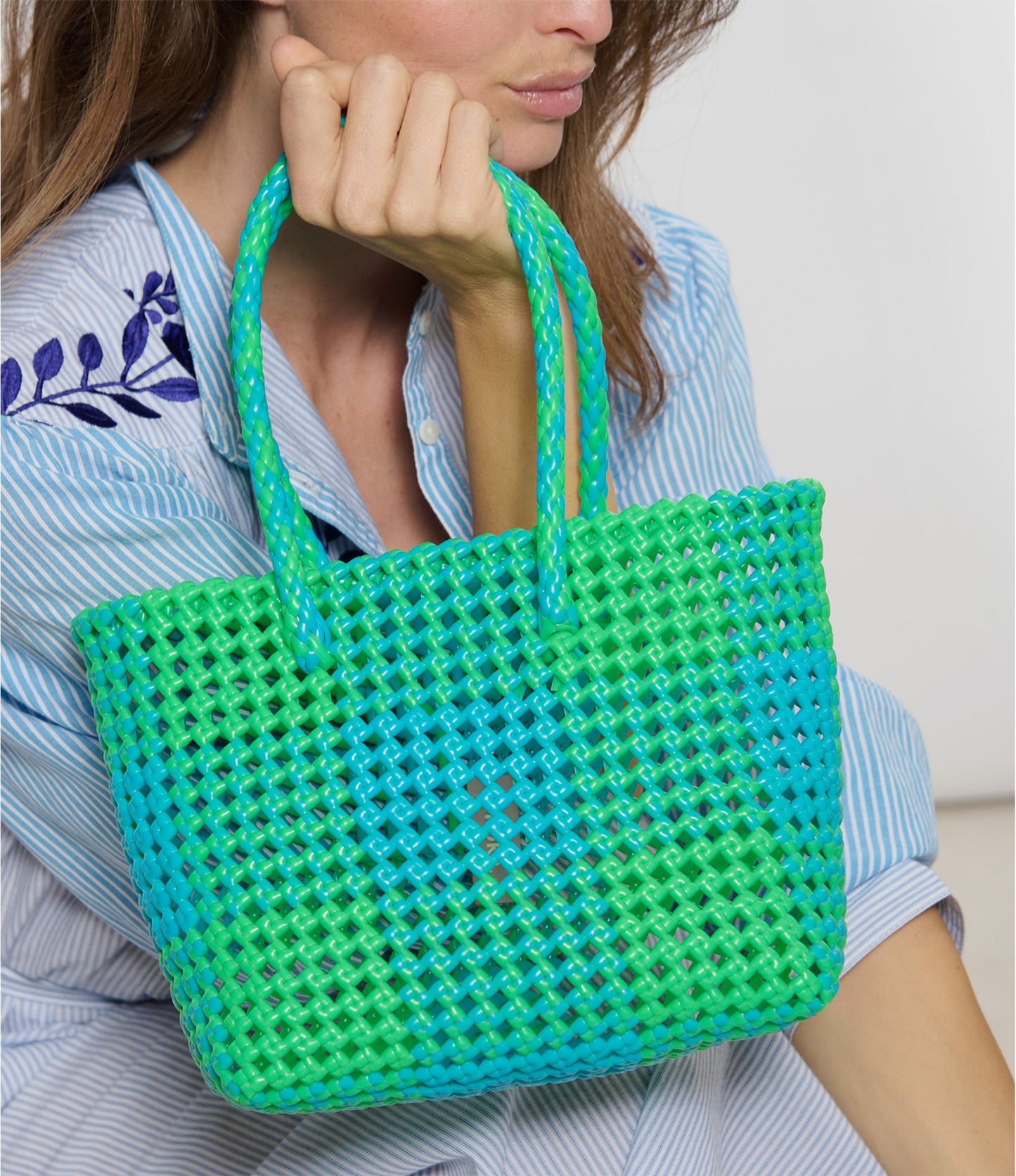 N°220S - SAC CABAS TRESSÉ MAIN - PETIT - vert fluo & bleu clair