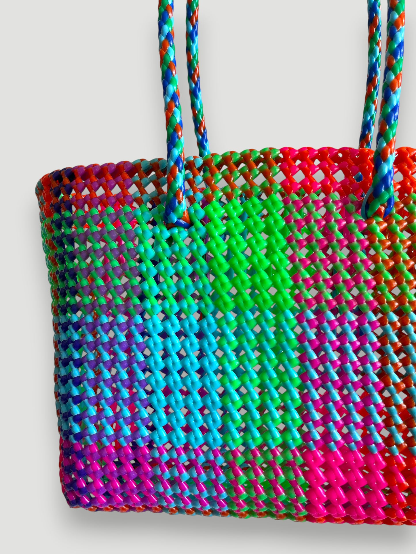 N°437M - SAC PANIER TRESSÉ MAIN - MOYEN - multicolors