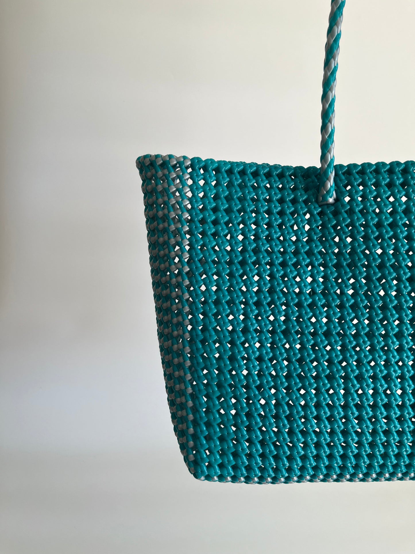 N°497L - SAC PANIER TRESSÉ MAIN - GRAND - turquoise & argenté