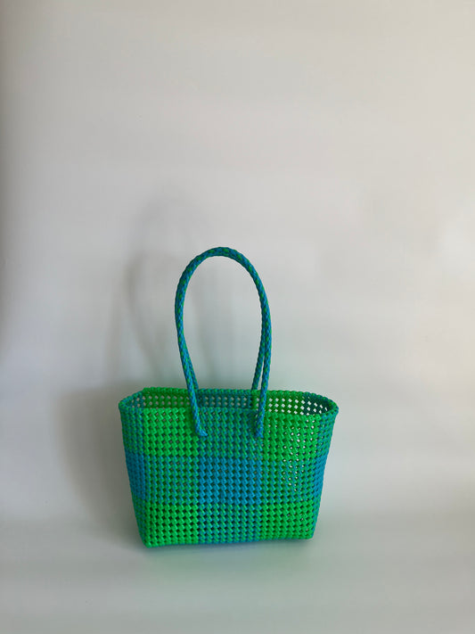 N°220M - SAC CABAS TRESSÉ MAIN - MOYEN - bleu clair & vert fluo