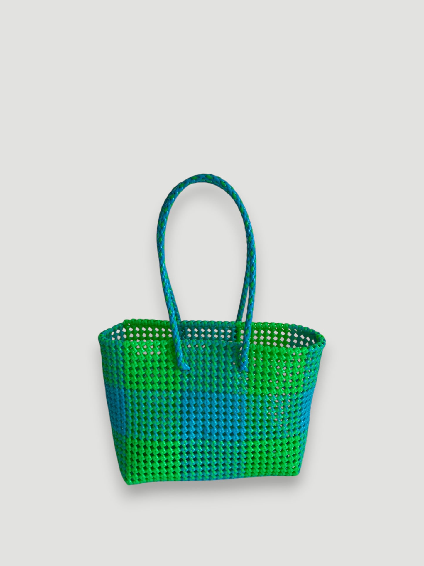 N°220M - SAC PANIER TRESSÉ MAIN - MOYEN - bleu clair & vert fluo