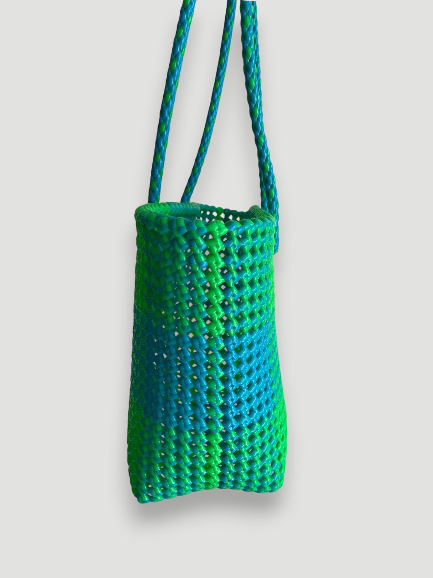 N°220M - SAC PANIER TRESSÉ MAIN - MOYEN - bleu clair & vert fluo