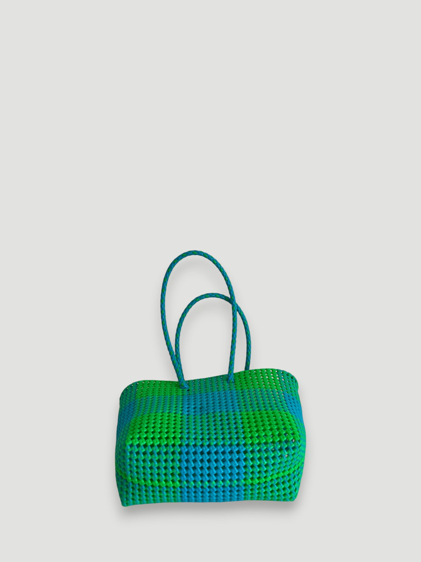 N°220M - SAC PANIER TRESSÉ MAIN - MOYEN - bleu clair & vert fluo