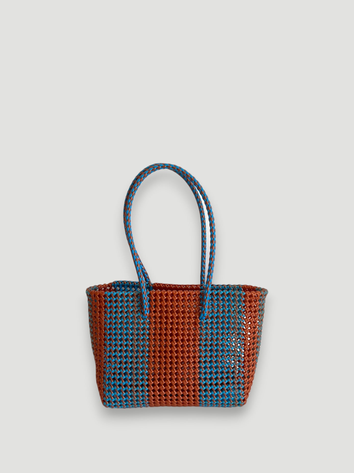 N°502M - SAC PANIER TRESSÉ MAIN - MOYEN - bleu clair & bronze