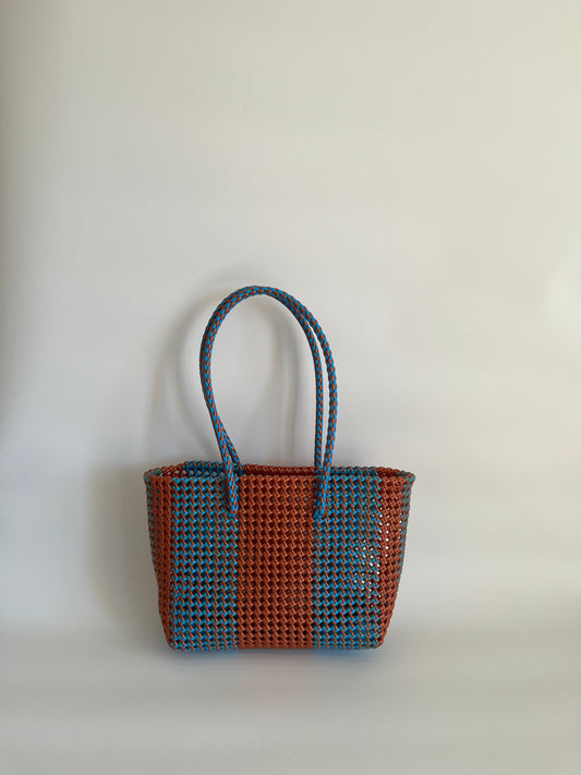 N°502M - SAC PANIER TRESSÉ MAIN - MOYEN - bleu clair & bronze