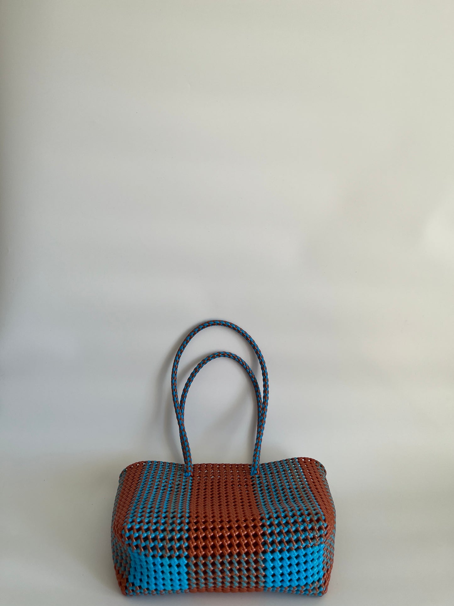 N°502M - SAC CABAS TRESSÉ MAIN - MOYEN - bleu clair & bronze