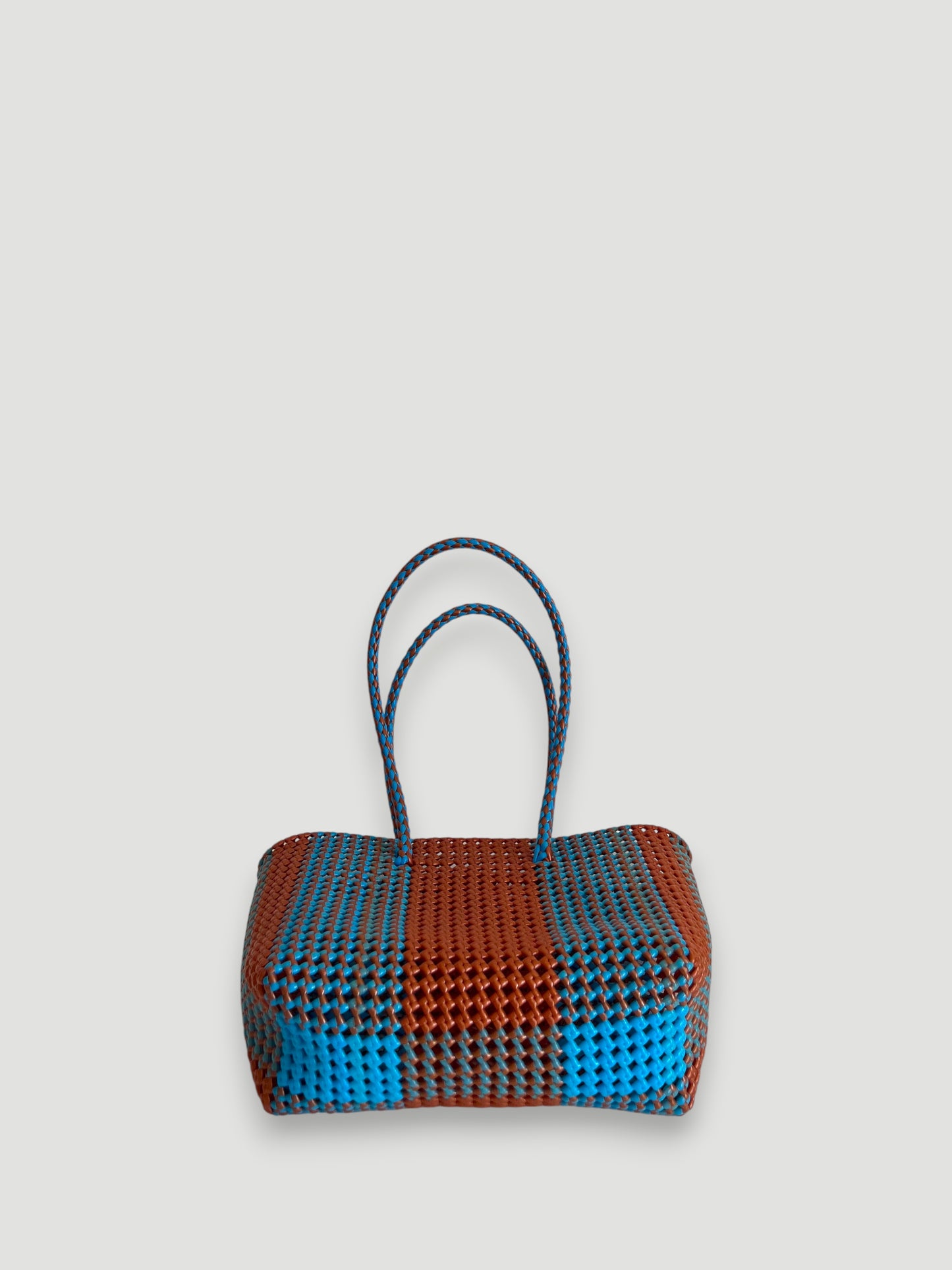 N°502M - SAC PANIER TRESSÉ MAIN - MOYEN - bleu clair & bronze