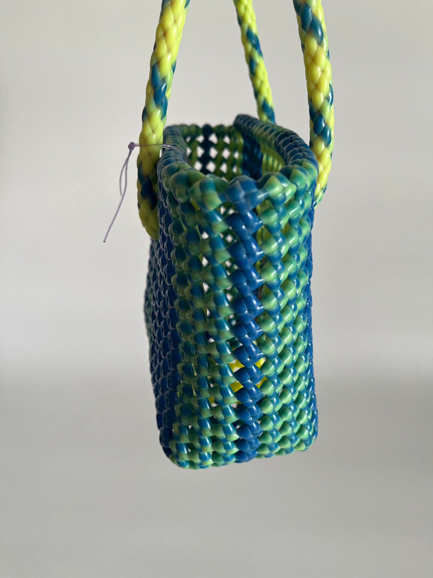 N°121XS - SAC PANIER TRESSÉ MAIN - MINI - jaune fluo & bleu foncé