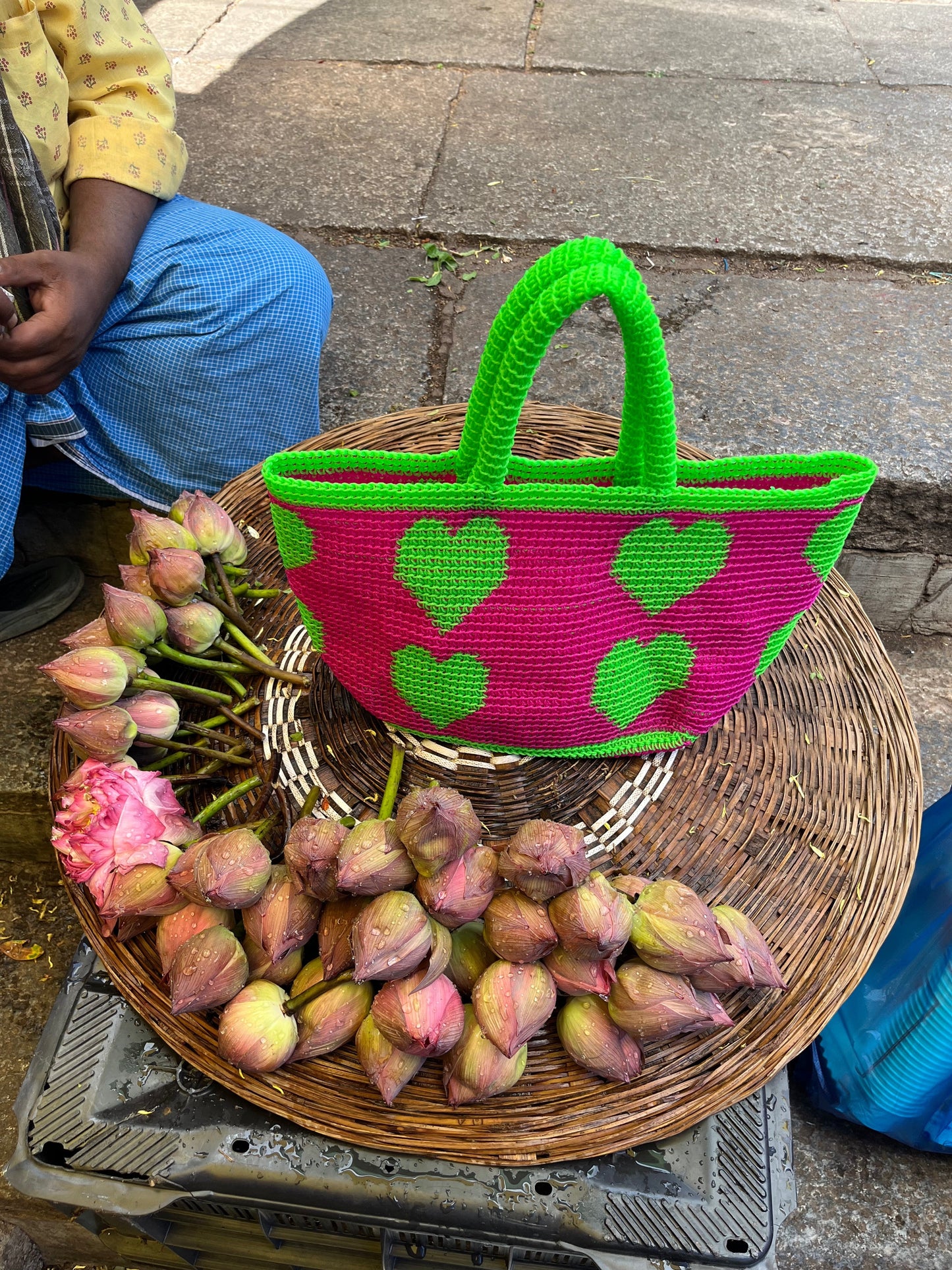 N°8SC - SAC PANIER CROCHET  COEUR M - MOYEN - vert fluo & rose fluo